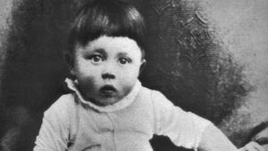 Bild: Hitler as infant / Hitler als Kleinkind